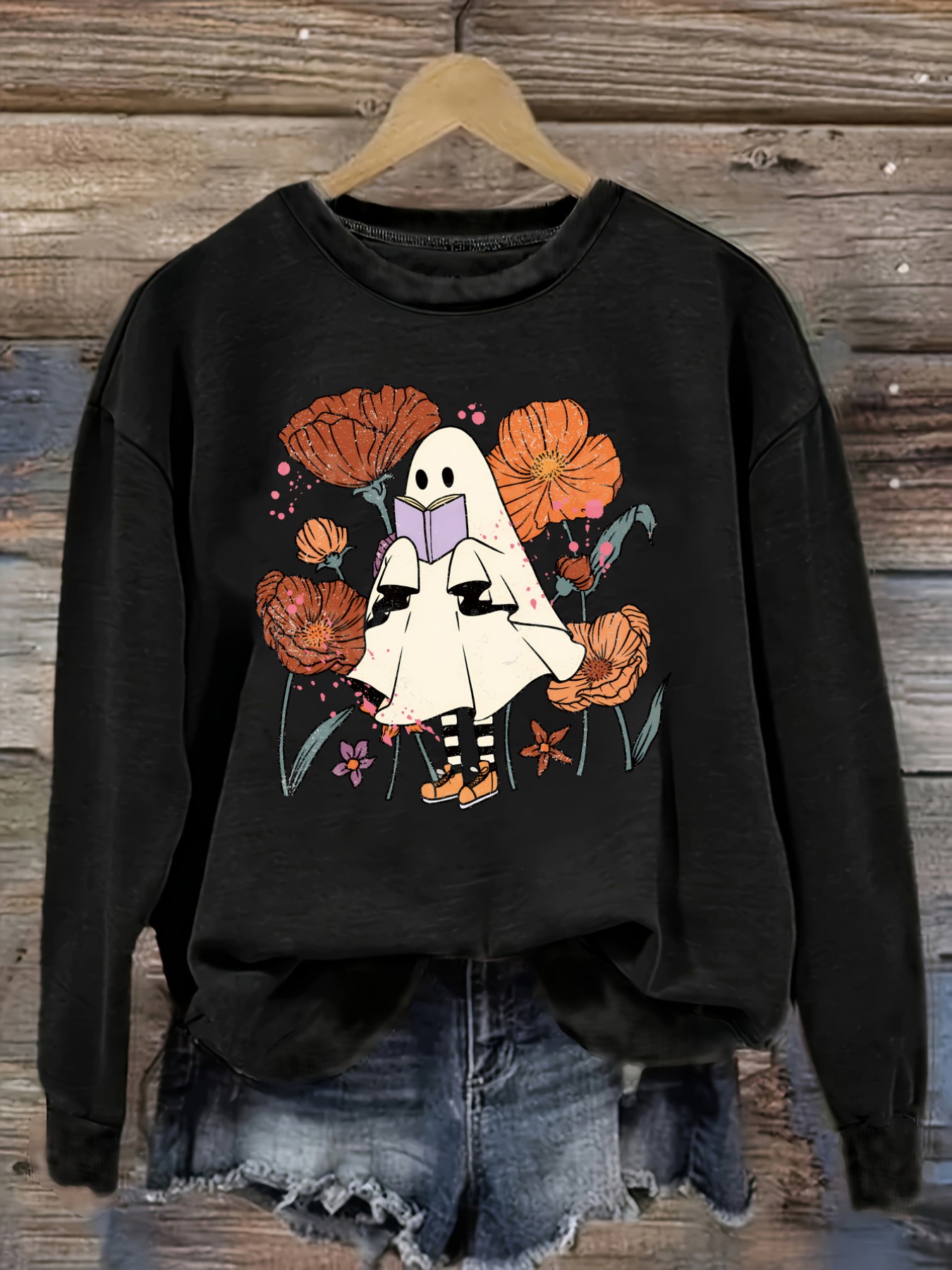 Winter Clothing Design - レディースカジュアル長袖クルーネックTシャツ、花の間で本を読むゴーストのデザイン、ラウンドネック婦人服、洗濯機で洗える、やや伸縮性あり、ゆったりフィット、春・秋・冬用レディースTシャツ、ハロウィンコスチューム衣装