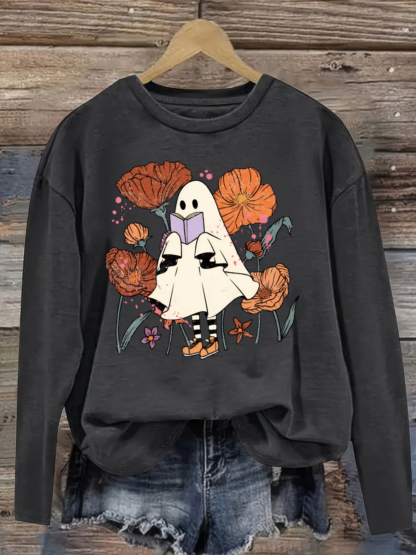レディースカジュアル長袖クルーネックTシャツ、花の間で本を読 - Winter Clothing Design のレビューと価格