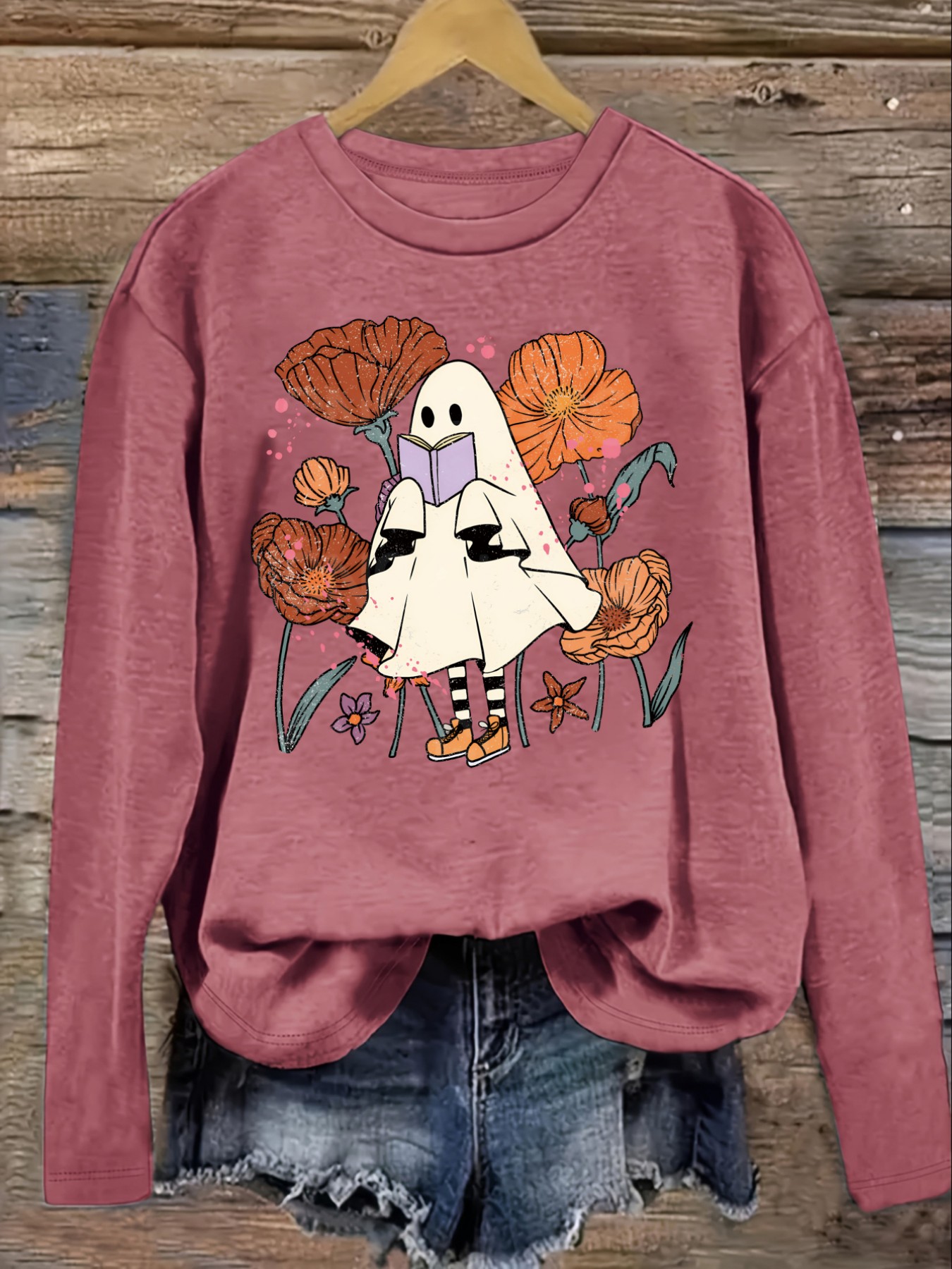 レディースカジュアル長袖クルーネックTシャツ、花の間で本を読 - Winter Clothing Design のレビューと価格